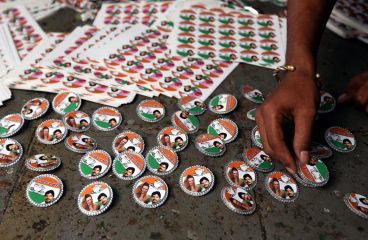 Workers prepare political party badges for the 2009 elections in Mumbai (India). Photo: Al Jazeera English (CC BY-SA 2.0). Elcano blog