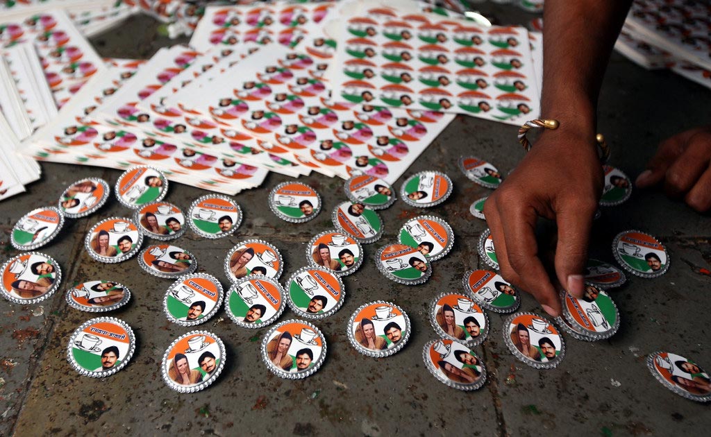 Trabajadores preparan insignias de partidos políticos en la ciudad de Mumbai (India) para las elecciones de 2009. Foto: Al Jazeera English (CC BY-SA 2.0). Blog Elcano