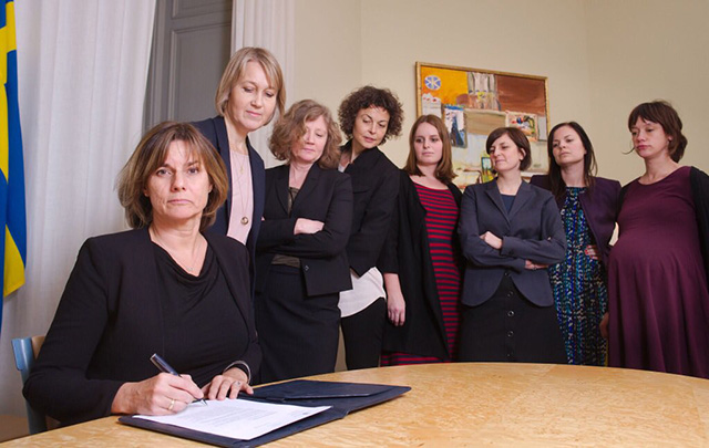 ¿Quién le teme a una política exterior feminista? Isabella Lövin y su equipo durante la firma del proyecto de ley para acabar con las emisiones de gases de efecto invernadero para 2045. Foto vía Isabella Lövin (@IsabellaLovin). Blog Elcano