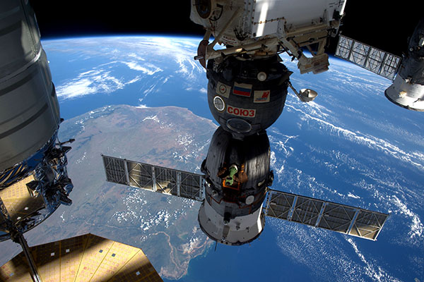 La militarización del espacio exterior ya está aquí. Tráfico en la Estación Espacial Internacional. Foto: Tim Peake - ESA/NASA. Blog Elcano