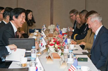 China: ¿el límite de la nueva doctrina estratégica estadounidense? James Mattis y Yun Byung-se en Seúl (3/2/2017). Foto: Sargento de Ejército Amber I. Smith / DoD (CC BY-NC-ND 2.0). Blog Elcano