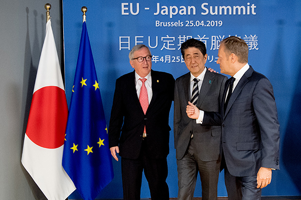 Connectivity and infrastructure: can the EU-Japan partnership make a difference. Jean-Claude Juncker (President of the EC), Donald Tusk (President of the European Council) and Shinzō Abe (Japanese Prime Minister) at the EU-Japan Summit 2019 . Photo: Etienne Ansotte / EC - Audiovisual Service, ©European Union, 2020