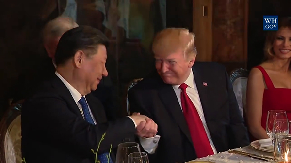 Xi Jinping y Donald Trump se estrechan la mano durante la cena en Mar-a-lago el pasado jueves. Captura: White House (Dominio público)