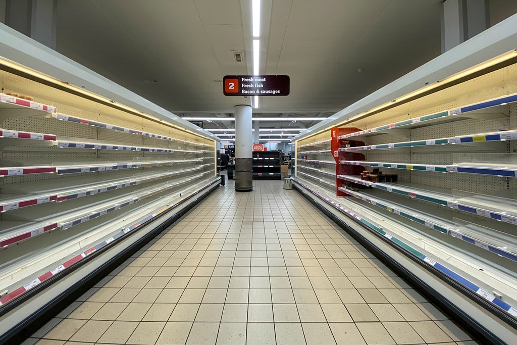 Consecuencias de COVID-19 en las economías emergentes y en desarrollo, Estantes vacíos en Sainsbury’s (Londres, Reino Unido). Foto: John Cameron (@john_cameron). Blog Elcano