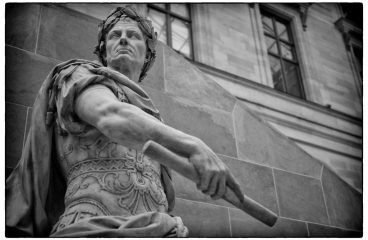 El populismo según Plutarco y Rosanvallon. Estatua de Julio César, de Nicolas Coustou, en el Museo del Louvre em París (Francia). Foto: Ian Dolphin (CC BY-NC-ND 2.0). Blog Elcano