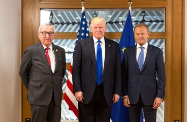 Jean-Claude Juncker, Donald Trump y Donald Tusk antes de una reunión bilateral en Bruselas en mayo de 2017. Foto: Shealah Craighead / White House (dominio público)