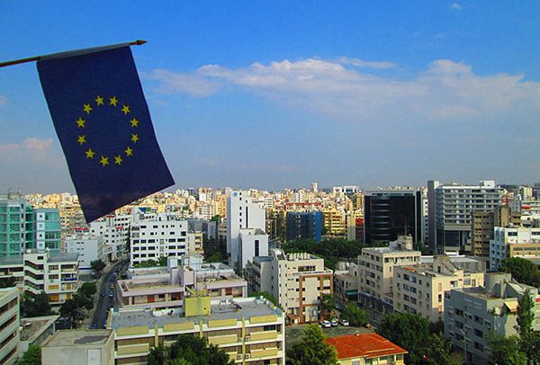 La bandera de la UE en Nicosia, Chipre. Foto: NewNicosia (Wikimedia Commons / CC BY-SA 3.0)