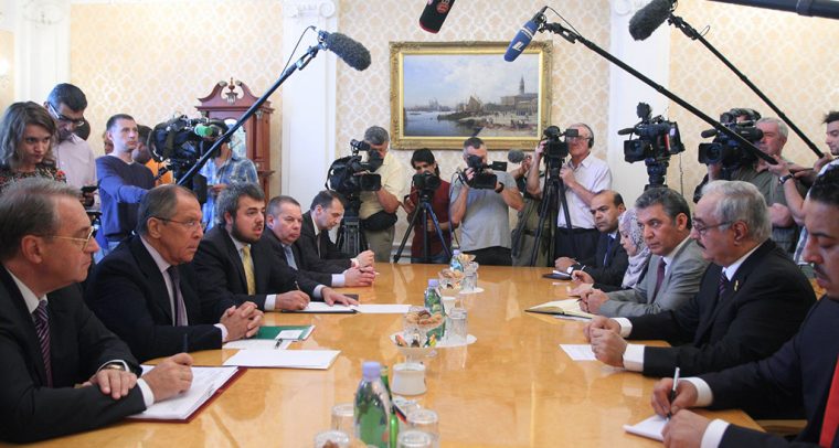 Khalifa Haftar durante su encuentro con Sergey Lavrov, ministro de Asuntos Exteriores de Rusia en 2017. Foto: MFA Russia (CC BY-NC-SA 2.0). Blog Elcano
