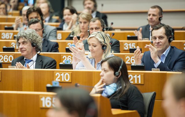 El establishment europeo contra las cuerdas. Marine Le Pen, Marcel de Graaf y Nicolas May - ENF. Foto: © European Union 2015 - European Parliament / Flickr (CC BY-NC-ND 4.0).