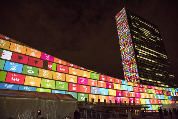 Los Objetivos de Desarrollo Sostenible, proyectados en la sede de Naciones Unidas. Foto: UN (CC BY-NC-ND 2.0)