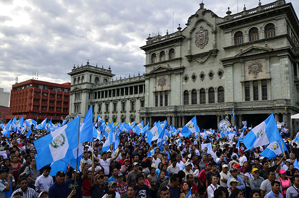 Manifestación frente al Palacio Nacional de Guatemala (22/8/2015). Foto: Nadia Cabrera/s21. Imagen vía siglo21.com.gt - Blog Elcano