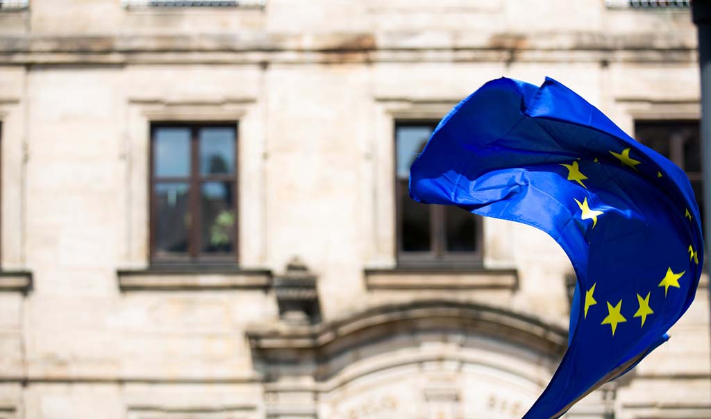 La construcción de la autonomía estratégica de la UE. Bandera de la UE al viento. Foto: Markus Spiske (@markusspiske)