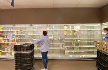 La respuesta económica a una pandemia sólo puede ser global y coordinada. Estantes vacíos en un supermercado en los Países Bajos. Foto: Martijn Baudoin (@martijnbaudoin)