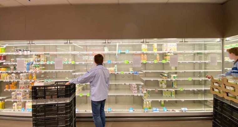 La respuesta económica a una pandemia sólo puede ser global y coordinada. Estantes vacíos en un supermercado en los Países Bajos. Foto: Martijn Baudoin (@martijnbaudoin)