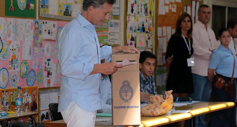 Interrogantes pos electorales en argentina. Mauricio Macri votando en las elecciones del 2015. Foto: Monica Martinez-gvGCBA. Blog Elcano