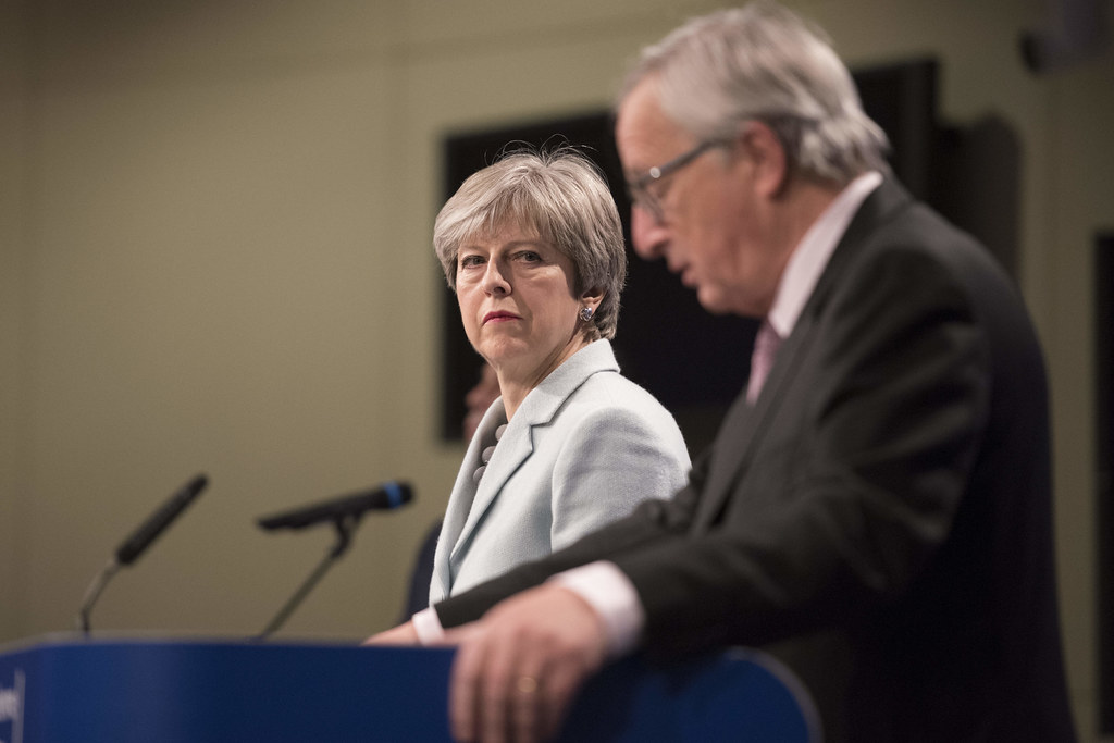 Brexit: de renuncia en renuncia hasta el “progreso suficiente”… por ahora. La premier británica Theresa May y el presidente de la Comisión Europea Jean-Claude Juncker presentan los avances de las negociaciones el pasado 8 de diciembre.