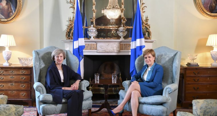 Escocia y Londres: ¿crisis constitucional por el Brexit?Theresa May y Nicola Sturgeon en Bute House, Edinburgo (julio 2016). Foto: Number 10 (Tom Evans/Crown Copyright) (CC BY-NC-ND 2.0).