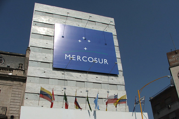 Valla publicitaria del MERCOSUR. Foto: Hamner_Fotos (CC BY 2.0)