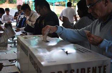 People exercising their right to vote in the 2012 Mexican presidential elections. Photo: ProtoplasmaKid / Wikimedia Commons (CC-BY-SA 4.0)