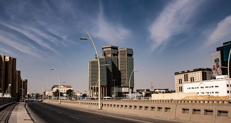 Edificios en Riad, capital de Arabia Saudí. Foto: Mishaal Zahed (@mishaalzahed)