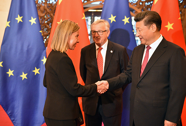 Federica Mogherini y Xi Jinping se estrechan la mano el pasado mes de julio en la 18ª cumbre UE-China en Pekín. Foto: European External Action Service (CC BY-NC 2.0)