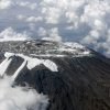Vista aérea de la disminución del hielo en la cima del Monte Kilimanjaro. Foto: United Nations Photo (CC BY-NC-ND 2.0).