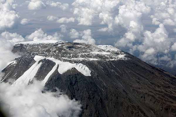 Vista aérea de la disminución del hielo en la cima del Monte Kilimanjaro. Foto: United Nations Photo (CC BY-NC-ND 2.0).