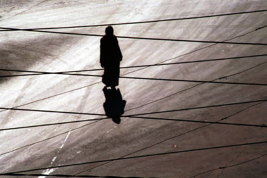 Radicalización violenta y género. Mujer con velo caminando por la calle. Foto: Pixelwhippersnapper (CC BY-NC-SA 2.0)