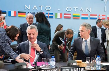 Milo Đukanović, primer ministro de Montenegro, y Jens Stoltenberg, secretario general de la OTAN, el pasado mes de mayo. Foto: OTAN