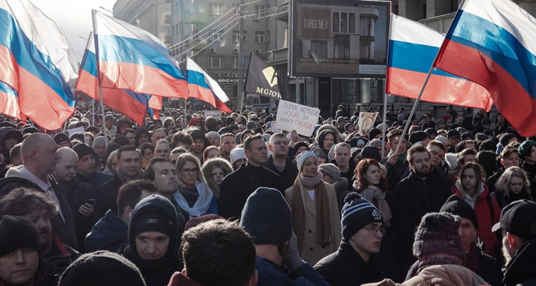 Alexéi Navalni (centro) durante la manifestación en memoria del asesisanto de Boris Nemstow en Moscú (julio de 2020). Foto: Michał Siergiejevicz (CC BY 2.0). Blog Elcano