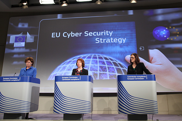 Neelie Kroes, Catherine Ashton y Cecilia Malmström en la presentación de la directiva NIS en 2013. Foto: Etienne Ansotte / © European Union