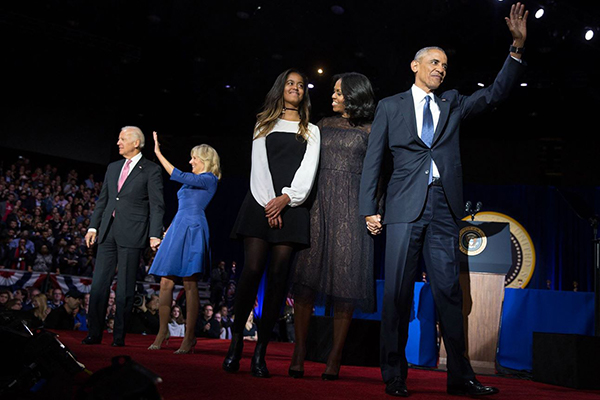 Los Obama y los Biden se despiden en Chicago esta pasada noche. Foto: White House