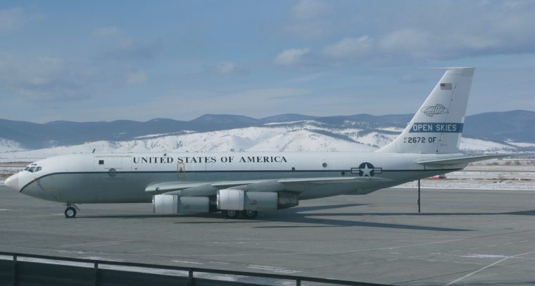 Un avión OC-135B en Ulan-Ude (Rusia), usado en los vuelos de inspección por la Fuerza Aérea de EEUUU de conformidad con el Tratado de Cielos Abiertos (cooperación militar). Foto: DTRA photo (Wikimedia Commons / Dominio público). Blog Elcano