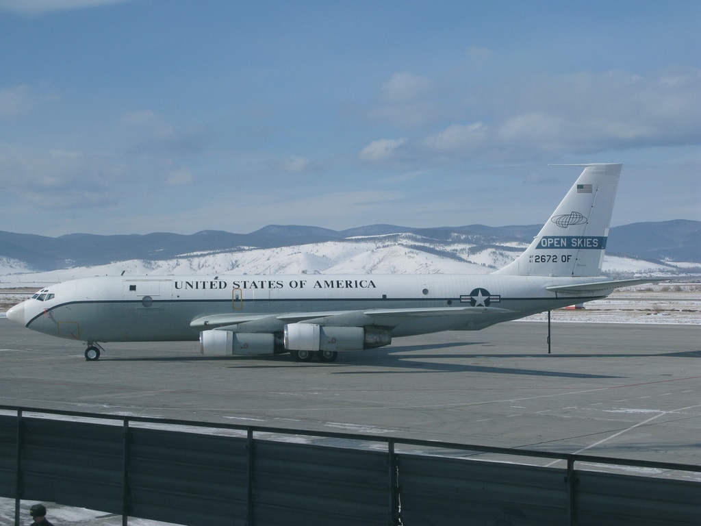 Un avión OC-135B en Ulan-Ude (Rusia), usado en los vuelos de inspección por la Fuerza Aérea de EEUUU de conformidad con el Tratado de Cielos Abiertos (cooperación militar). Foto: DTRA photo (Wikimedia Commons / Dominio público). Blog Elcano