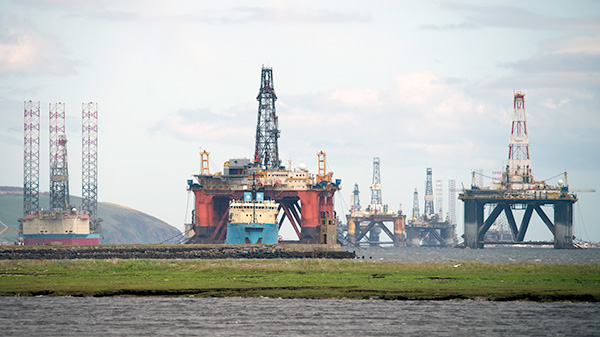 Plataformas de perforación inactivas en Cromarty Firth, Escocia. Foto: Michael Elleray (CC BY 2.0)