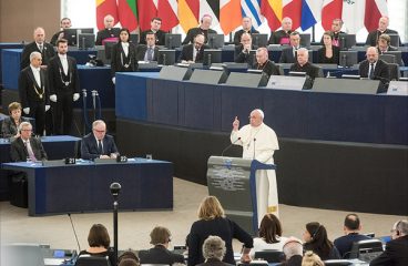 El papa Francisco durante su discurso ante la sesión plenaria del Parlamento Europeo (noviembre de 2014) Foto: © European Union 2014 - European Parliament (CC BY-NC-ND 2.0). Blog Elcano