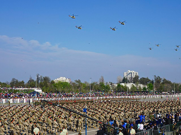 Gran parada militar en Chile (2014). Foto: alobos (CC BY-NC-ND 2.0).