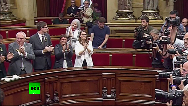 Screenshot of RT media outlet broadcasting the declaration of independence in the Catalan parliament. Video: RT