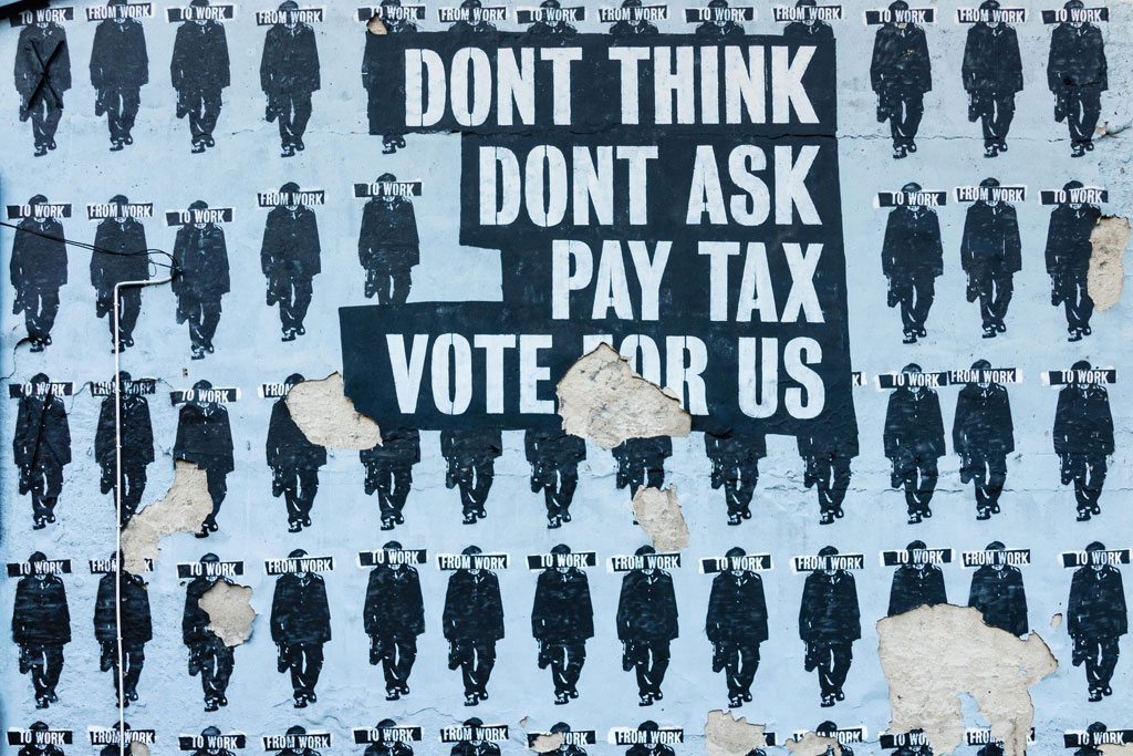 “No pienses, no preguntes, paga tus impuestos, vota por nosotros”. Valla publicitaria del artista callejero Peter Fuss en Pola, Katowice (Polonia). Foto: Pawel Czerwinski (@pawel_czerwinski). Blog Elcano