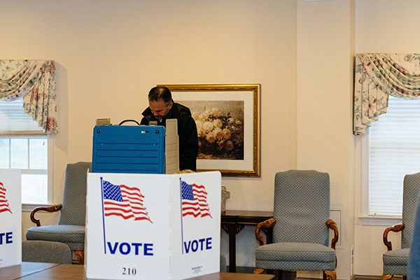 Una persona vota ayer en el estado de Pensilvania. Foto: Garen M. (CC BY-NC 2.0)