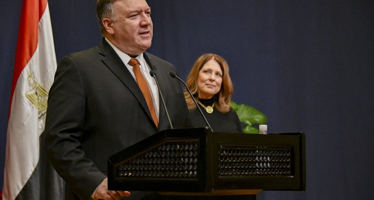 El secretario de Estado, Mike Pompeo, durante su discurso ante el personal de la embajada de EEUU en El Cairo (10/1/2019). Foto: US Department of State (Dominio público - Trabajo del gobierno de Estados Unidos).