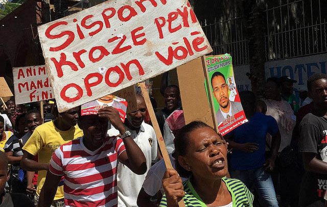 Manifestaciones tras las elecciones de 2015 en el departamento de Jacmel, Haití. Foto: Georgia Popplewell / Flickr vía Global Voices. Licencia Creative Commons Reconocimiento-NoComercial-CompartirIgual. Blog elcano