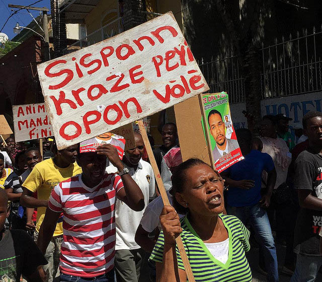 Manifestaciones tras las elecciones de 2015 en el departamento de Jacmel, Haití. Foto: Georgia Popplewell / Flickr vía Global Voices. Licencia Creative Commons Reconocimiento-NoComercial-CompartirIgual. Blog elcano