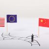 Hombre de pie en el camino con banderas de EE.UU., la Unión Europea y China. Hombre de pie en el camino con banderas de EE.UU., la Unión Europea y China. Blog Elcano