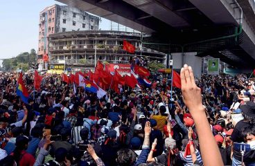 Protestas contra el golpe militar en el centro de Yangon, Myanmar. Foto: VOA Burmese (Wikimedia Commons / Dominio público). Blog Elcano