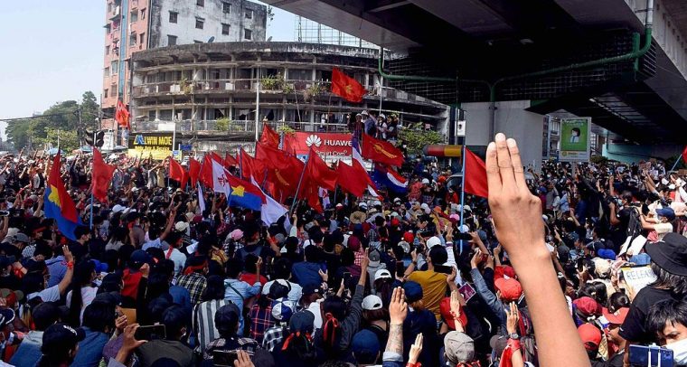 Protesters participate in an anti-military rally in downtown Yangon, Myanmar. Photo: VOA Burmese (Wikimedia Commons / Public domain). Elcano Blog