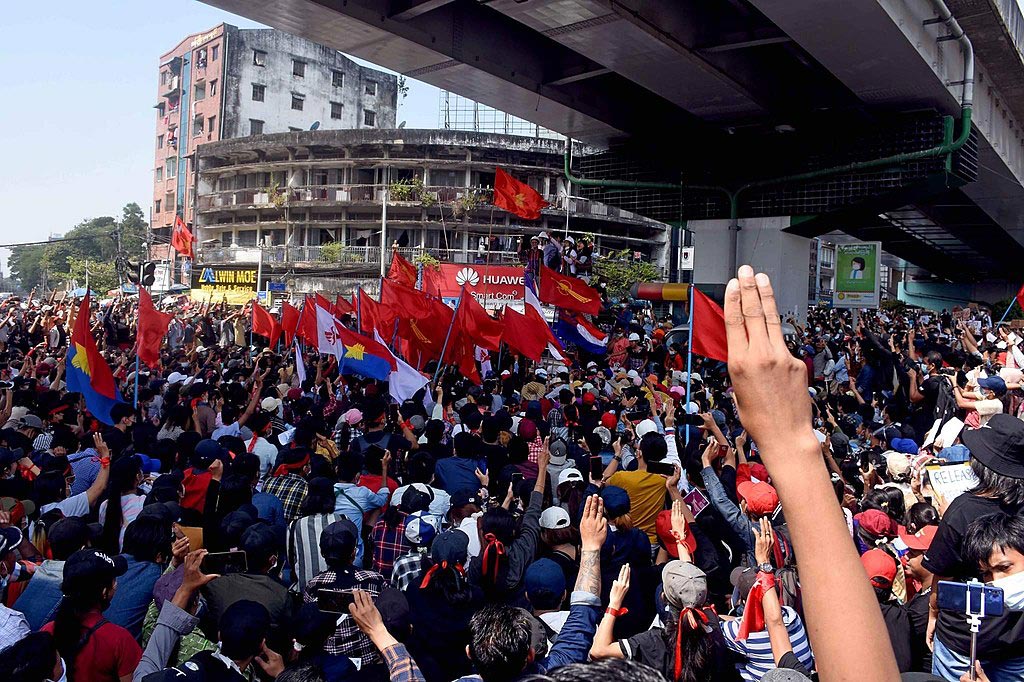 Protesters participate in an anti-military rally in downtown Yangon, Myanmar. Photo: VOA Burmese (Wikimedia Commons / Public domain). Elcano Blog