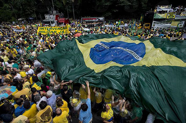 Protestas del 15 de marzo de 2015 en São Paulo. Foto: Agência Brasil vía Wikimedia Commons. Licencia Creative Commons Reconocimiento 3.0 Brasil.