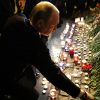 Vladimir Putin coloca unas flores en memoria de las víctimas del atentado del pasado lunes en el metro de San Petersburgo. Foto: Kremlin.ru (CC BY 4.0)
