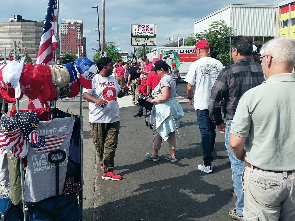 Man wearing a QAnon T-Shirt. Photo:Marc Nozell, New Hampshire, USA (Wikimedia Commons / CC BY 2.0). Elcano Blog